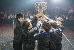 RNG逆风翻盘：德杯决赛洛神开团助战队夺冠，电竞传奇再续